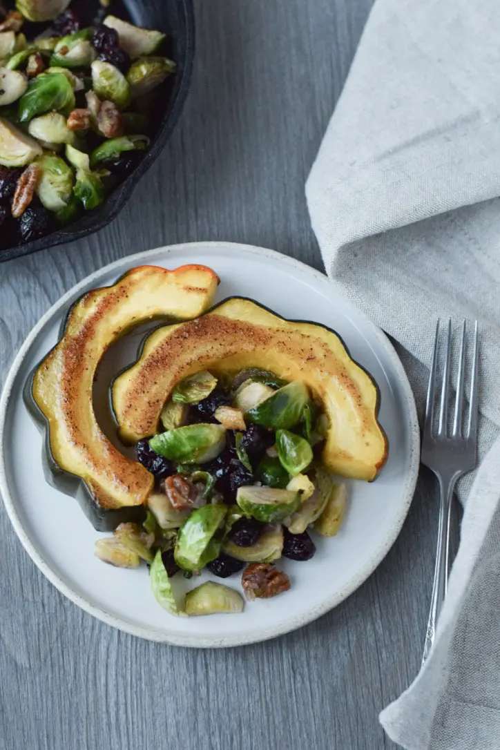 Choux de Bruxelles, canneberges et courge poivrée