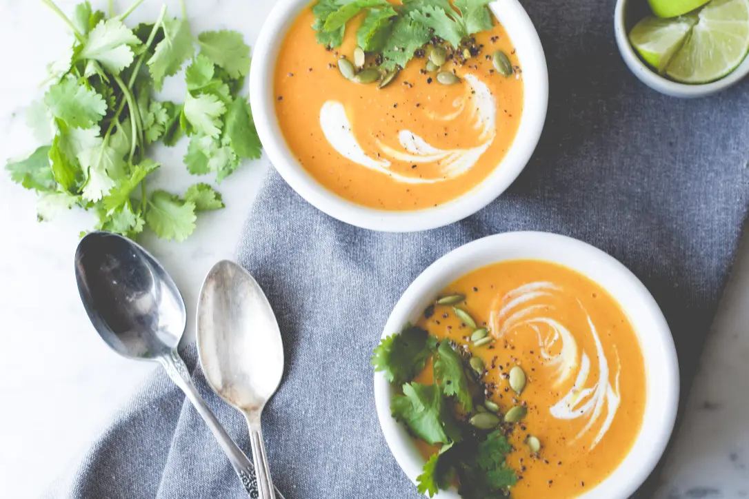 Potage à la patate douce, carotte, lentilles et curcuma