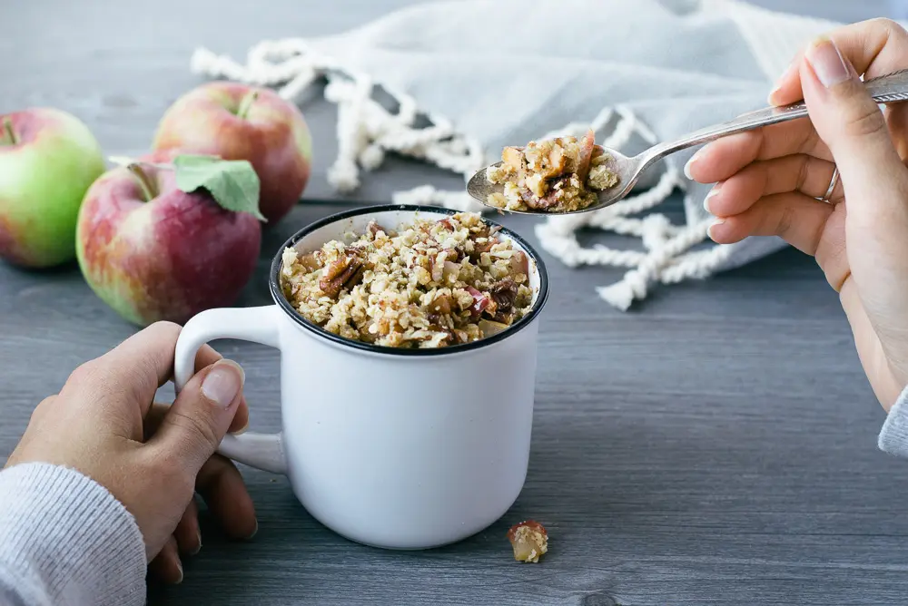 Croustade aux pommes dans une tasse