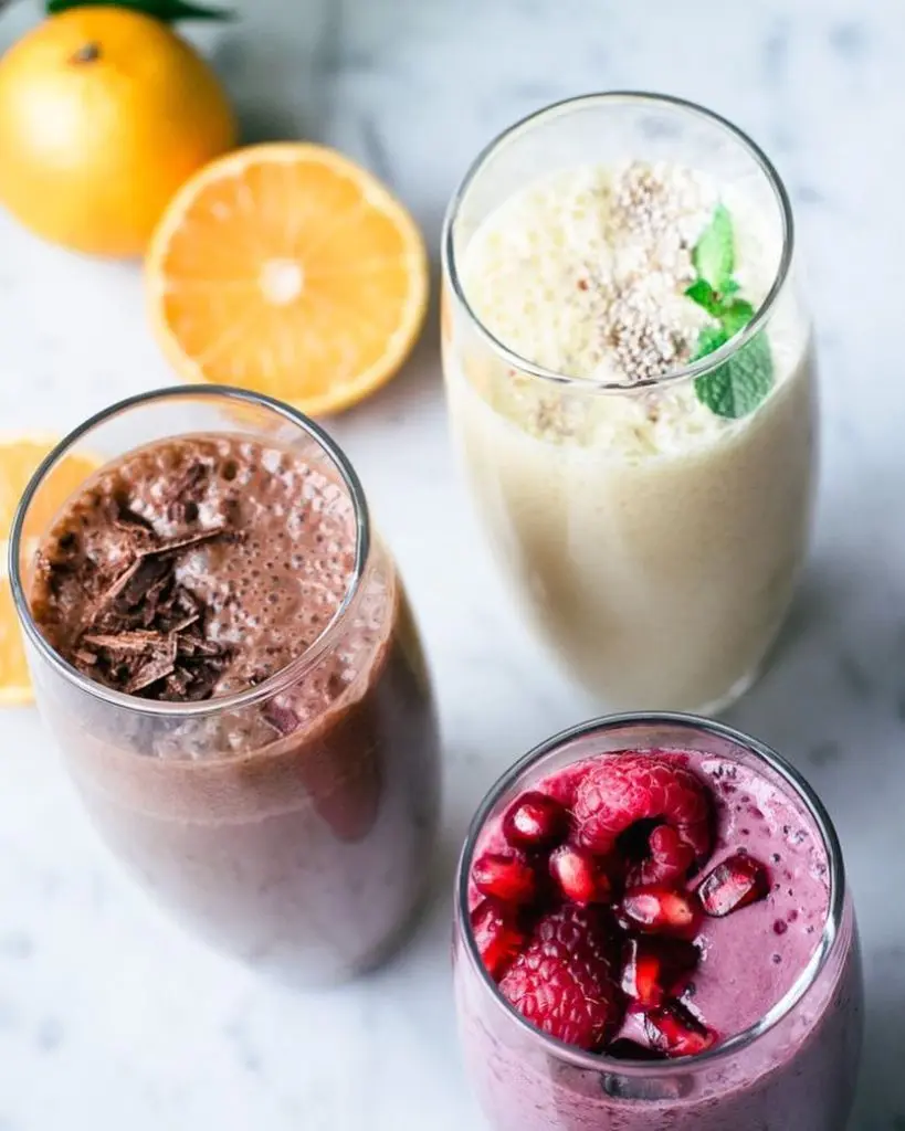 trois smoothies : chocolat, framboise et tropical