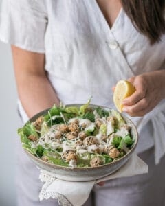 Moi tenant un bol de salade césar