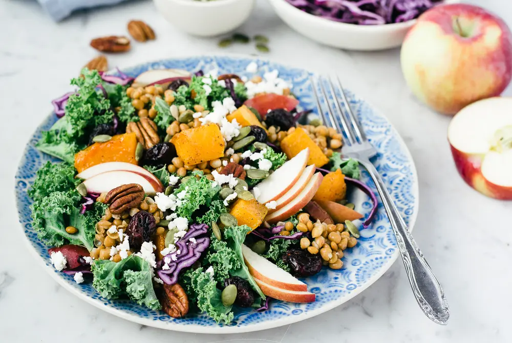 Salade d’automne kale, courge, pommes et lentilles