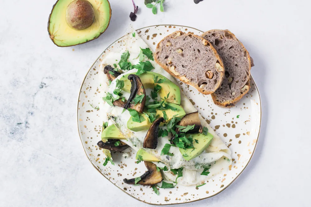 Omelette aux blancs d'oeufs avocat, shitake & fromage de chvre