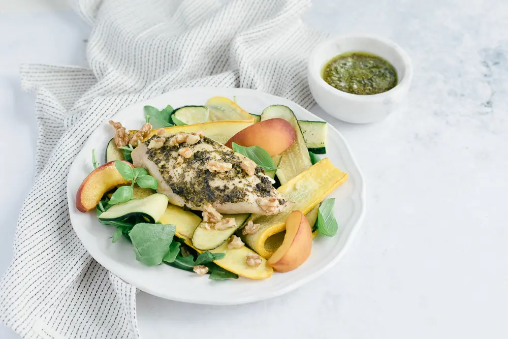 Poitrine de poulet grillée au pesto, courgette et pêches