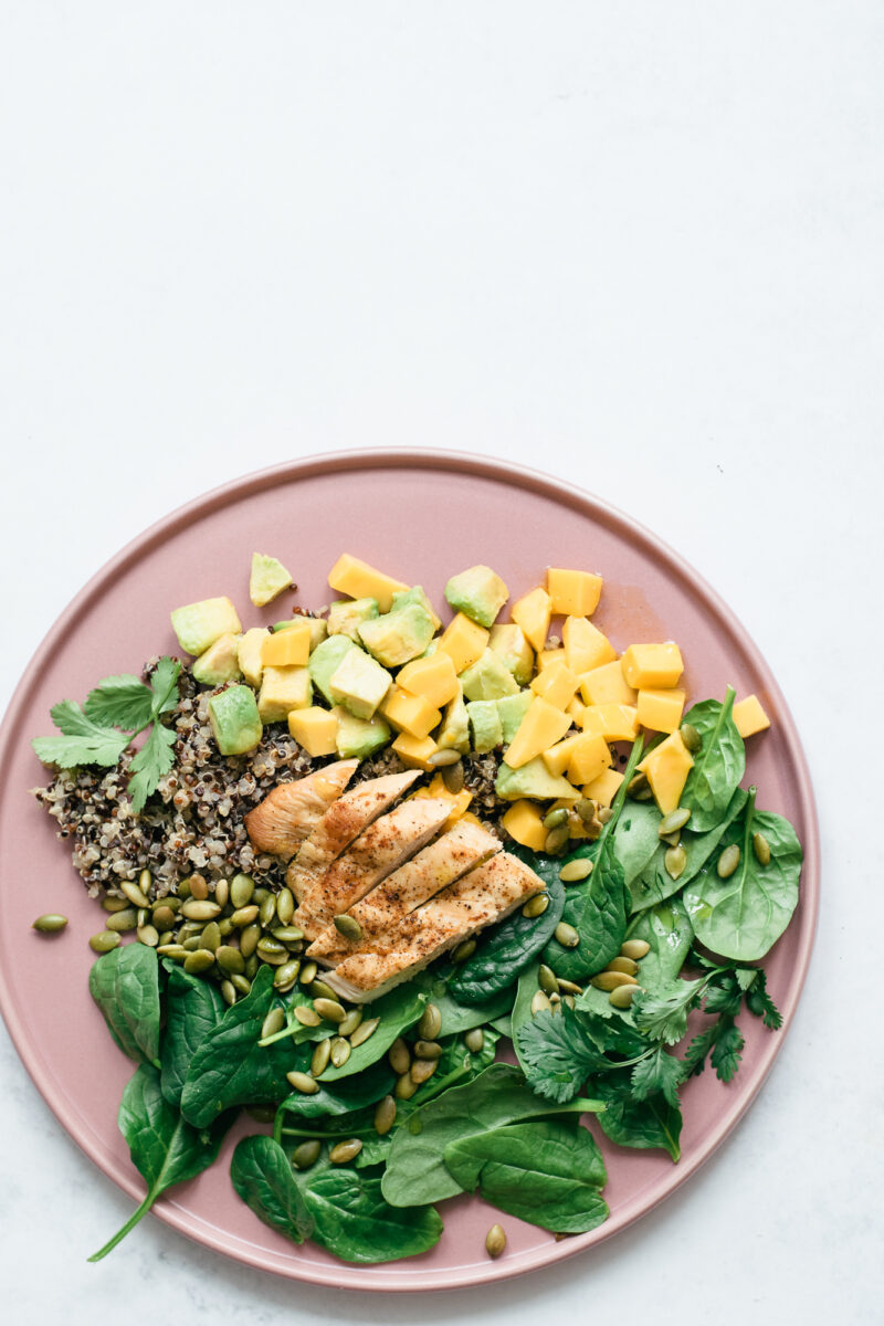 Salade de quinoa, poulet et mangue