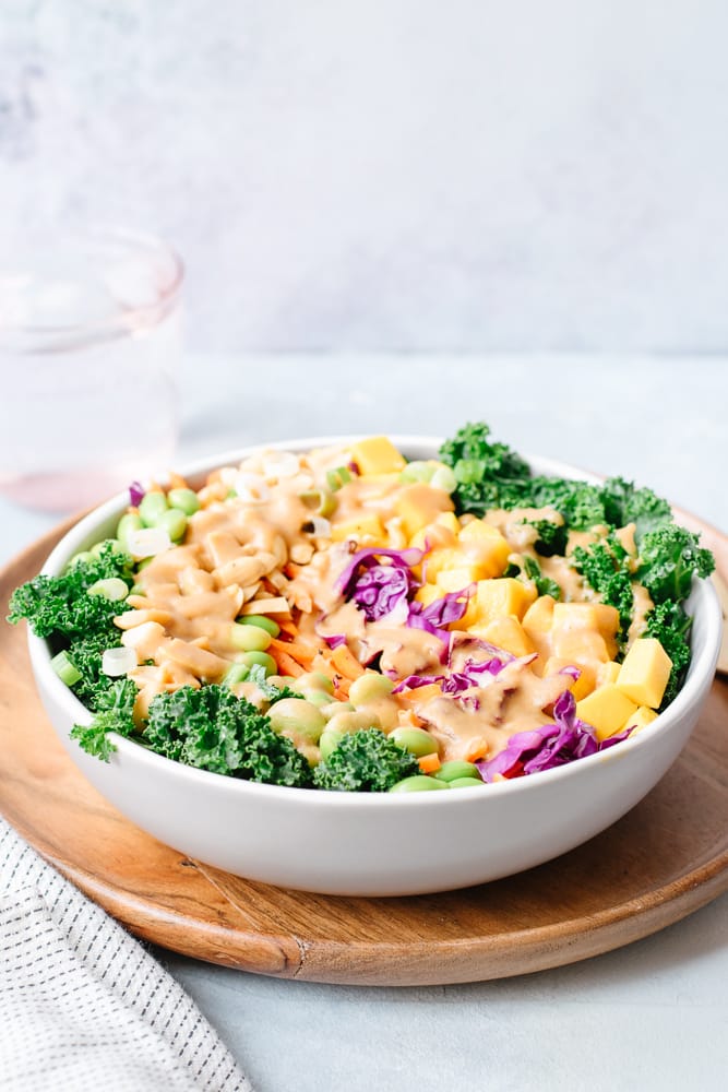 un bol de salade chou kale avec mangues et arachides