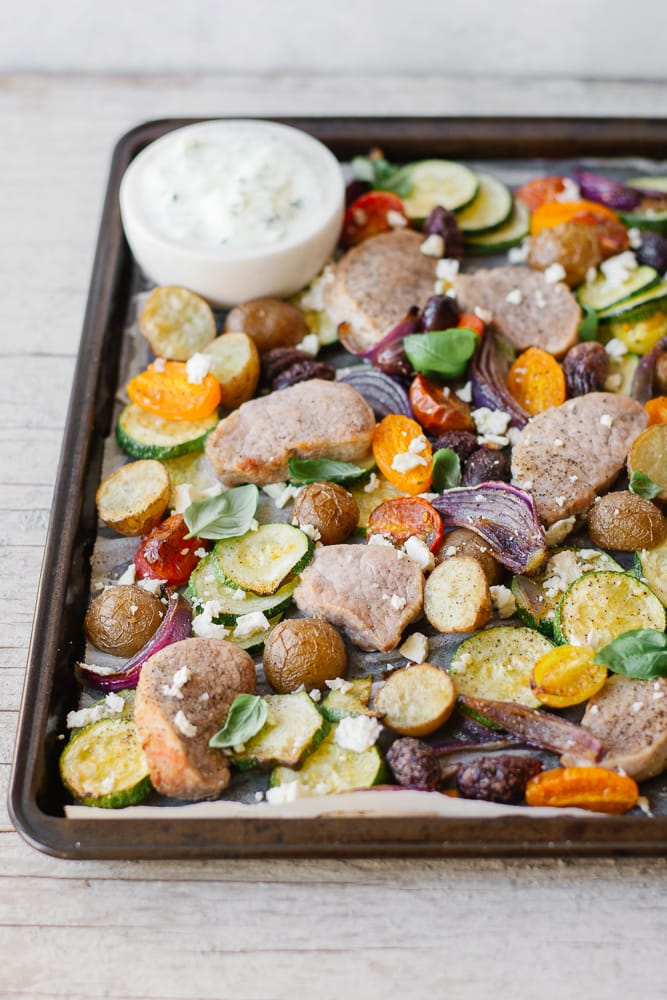 porc sur la plaque servi avec tzatziki