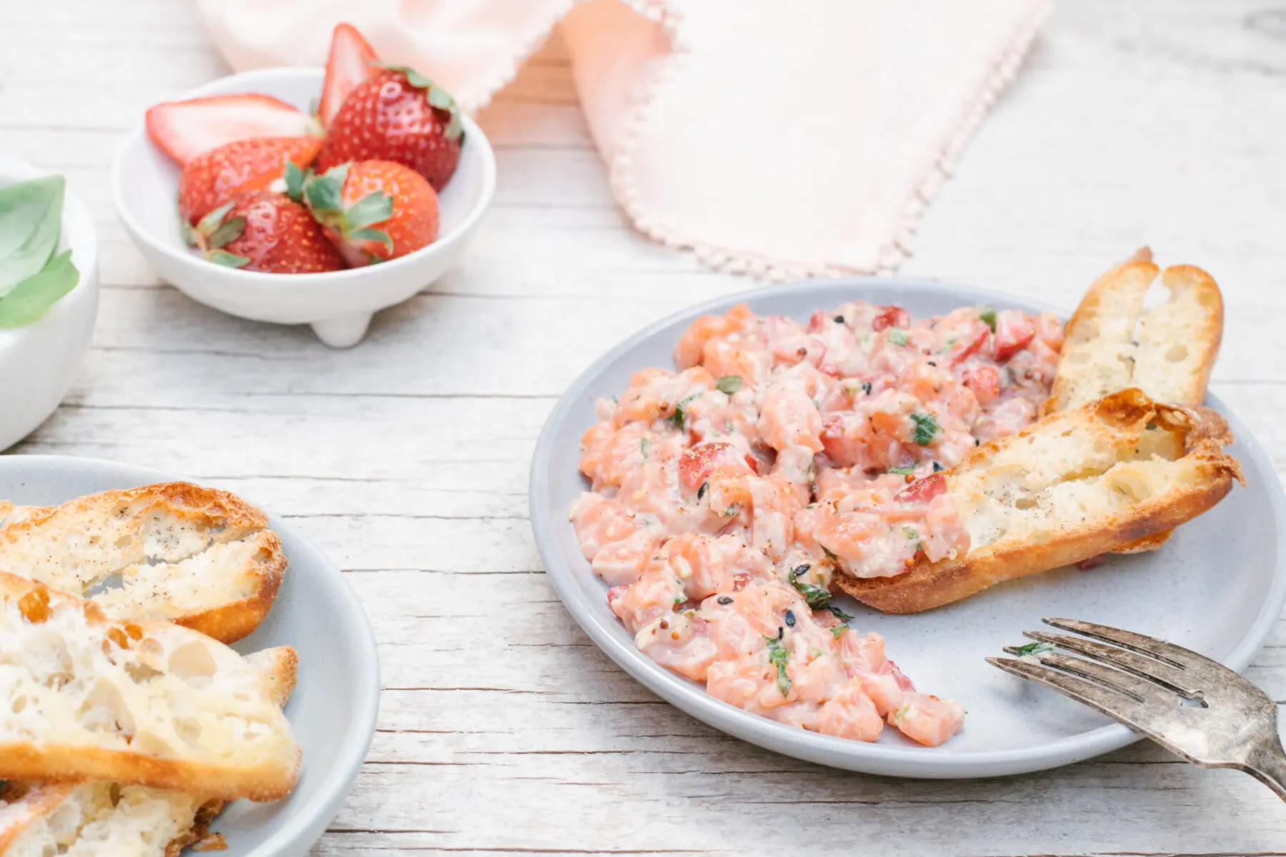 Tartare de saumon, fraises & gingembre