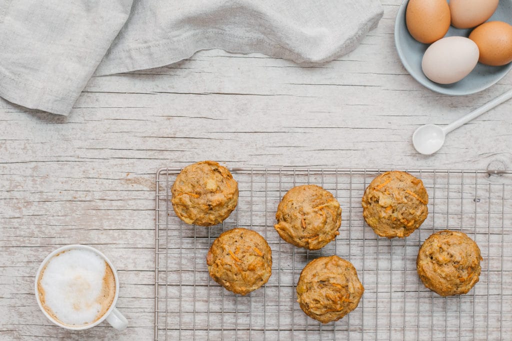 muffins aux carottes et à l'ananas vue de dessus sur la grille collation rapide et nutritive faite par une nutritionniste