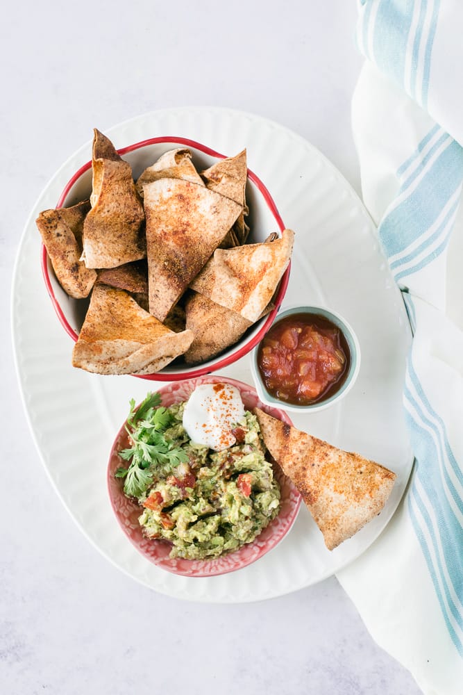 chips de pita maison servi avec guacamole santé