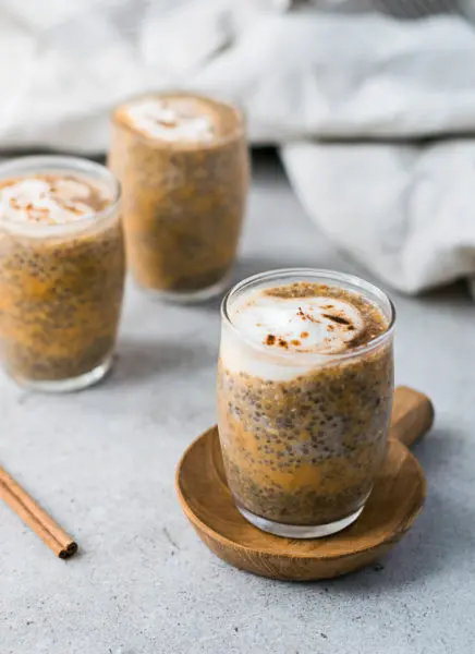 pouding de chia à la citrouille dans 3 contenants en verre