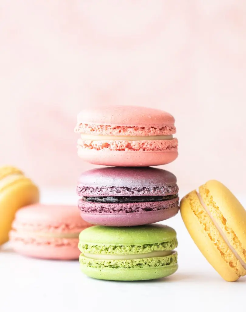 trois macarons sur une table