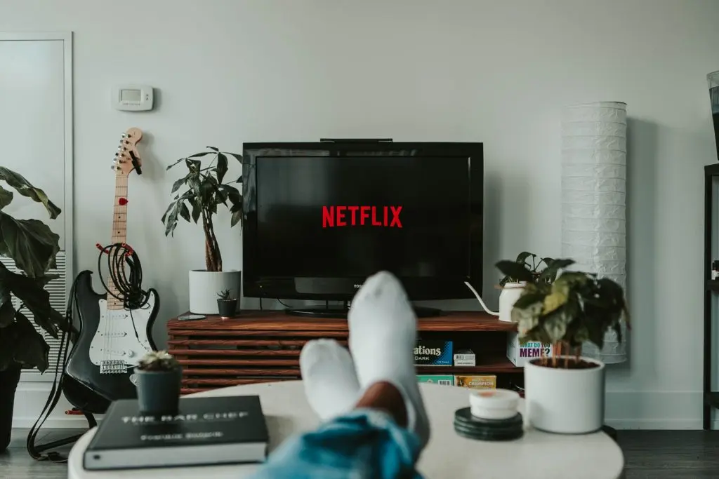 Une personne écoute netflix 