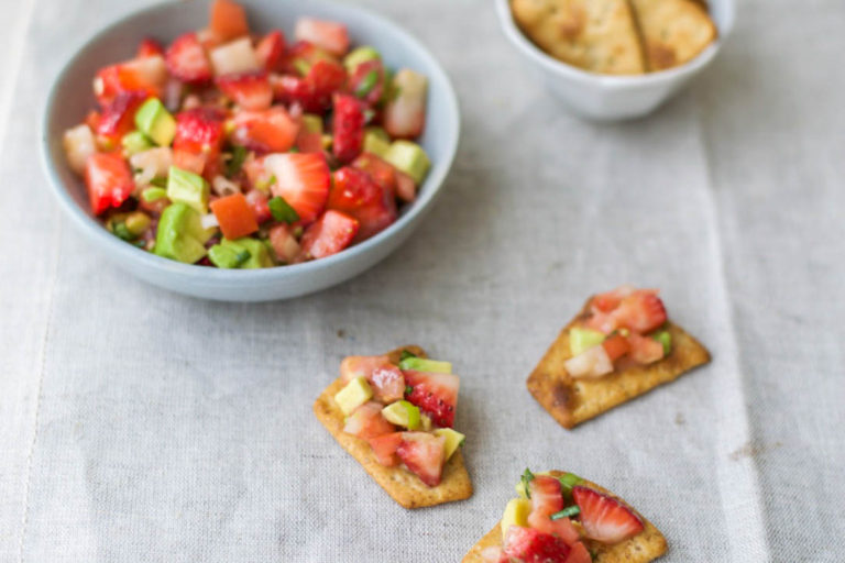 salsa aux fraises dans un bol avec craquelins