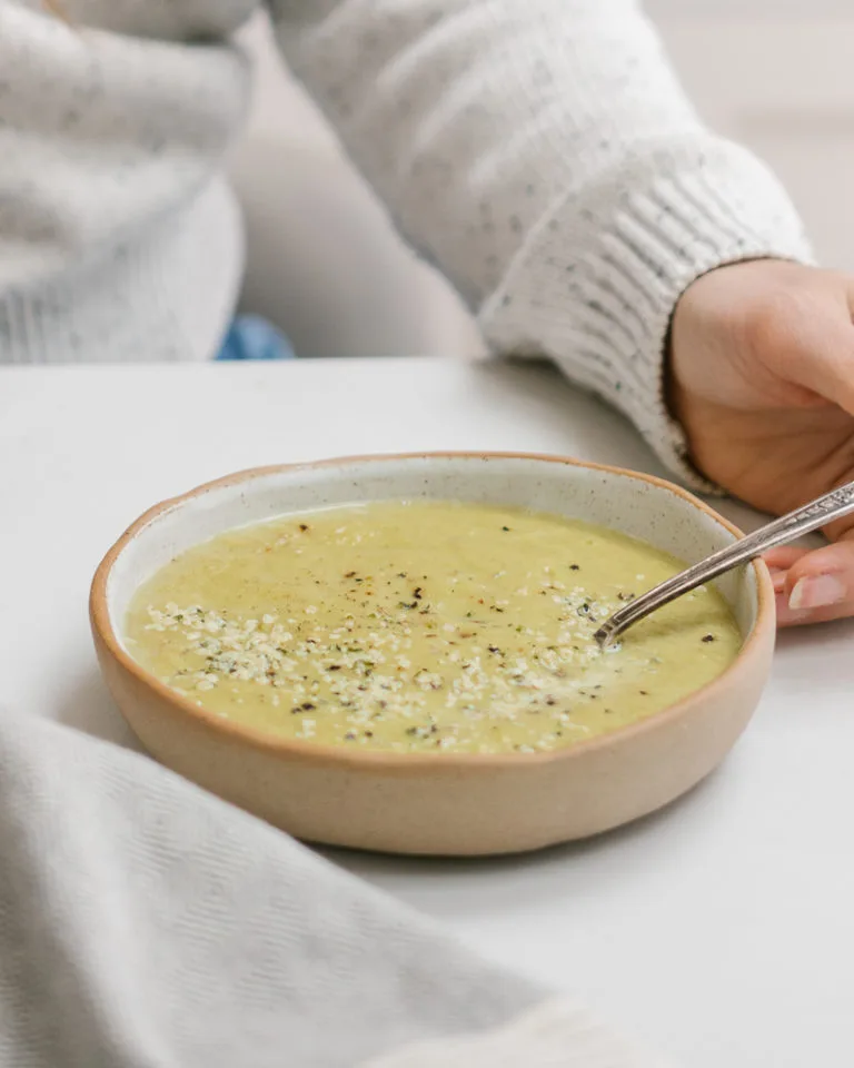 potage au chou-fleur et au céleri-rave avec graines de chanvre