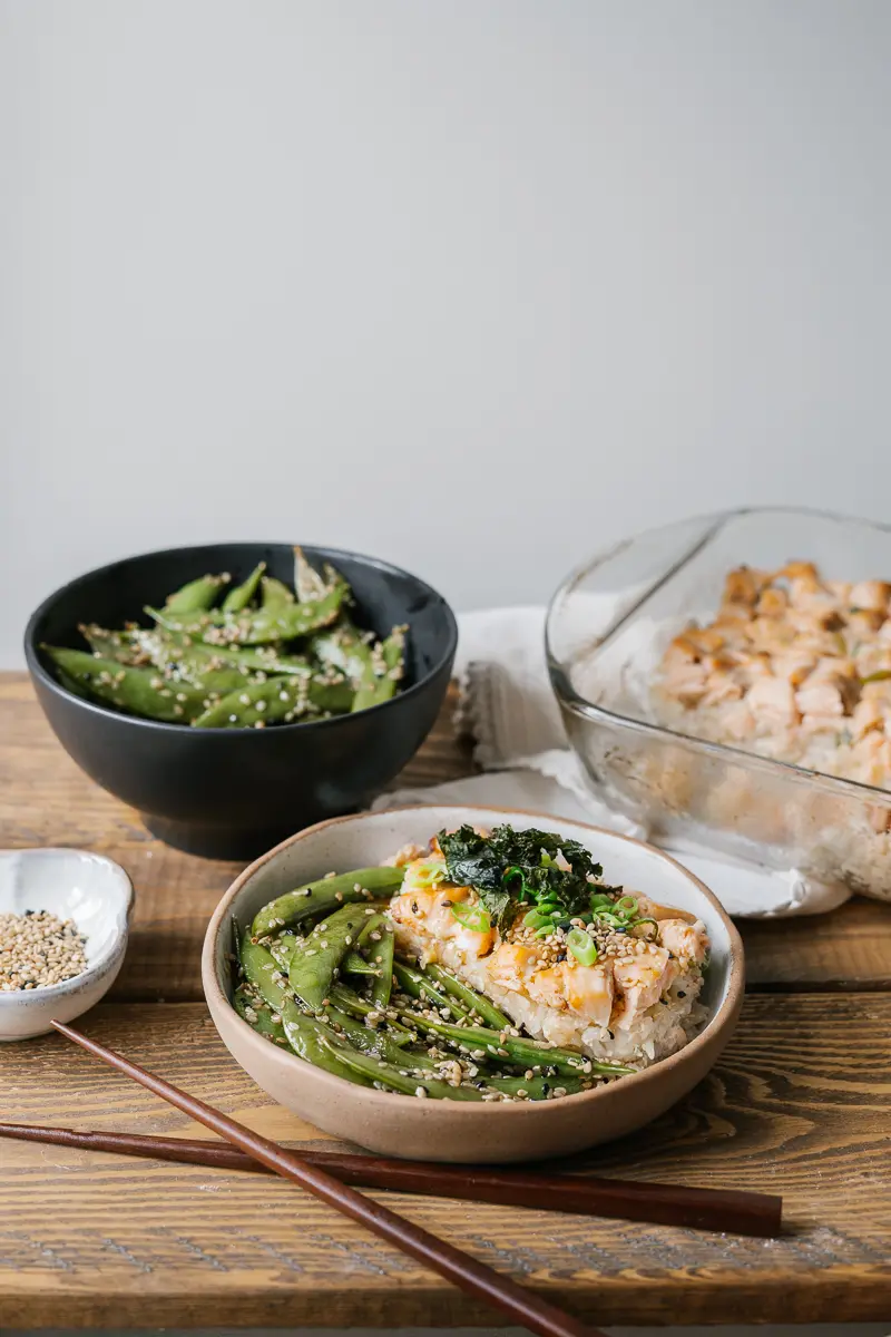 Cake de sushi au saumon et pois sucrés au sésame