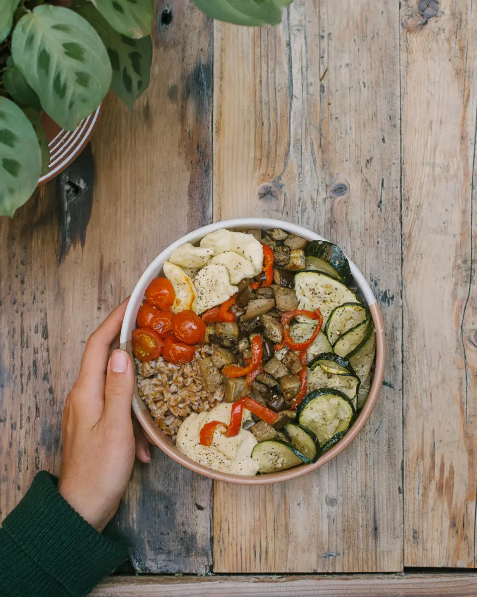 Salade de farro aux légumes grillés et au halloumi