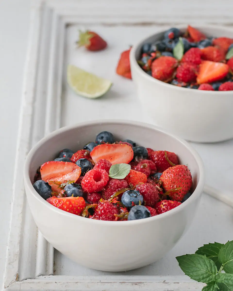 Salade de fruits à l’amaretto et au poivre rose