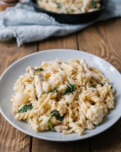 recettes pour se préparer à l’arrivée de bébé : pâtes crémeuses au poulet et pinards 