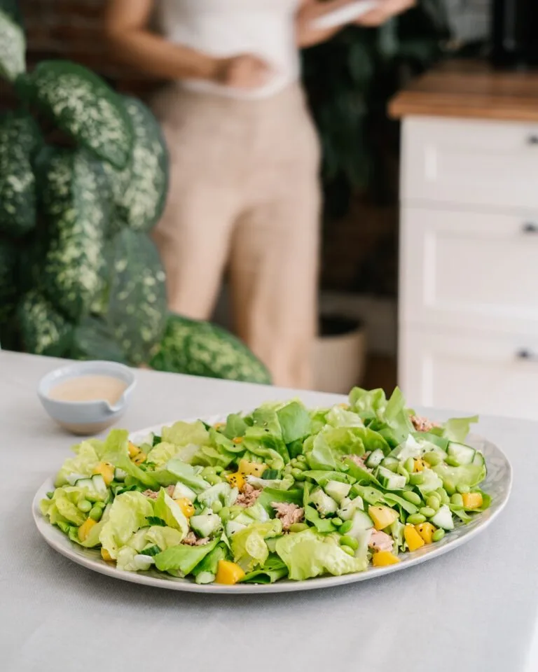 salade de thon et mangue avec laitue boston fraiche, lunch rapide et repas d'été
