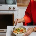 marie-eve caplette qui mang eine soupe dumpling sur un comptoir de cuisine