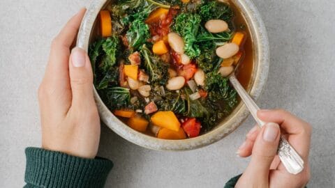 soupe aux haricots, tomates et kale chou frisé