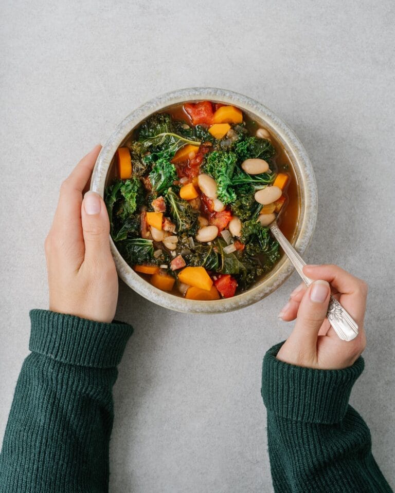 soupe aux haricots, tomates et kale chou frisé