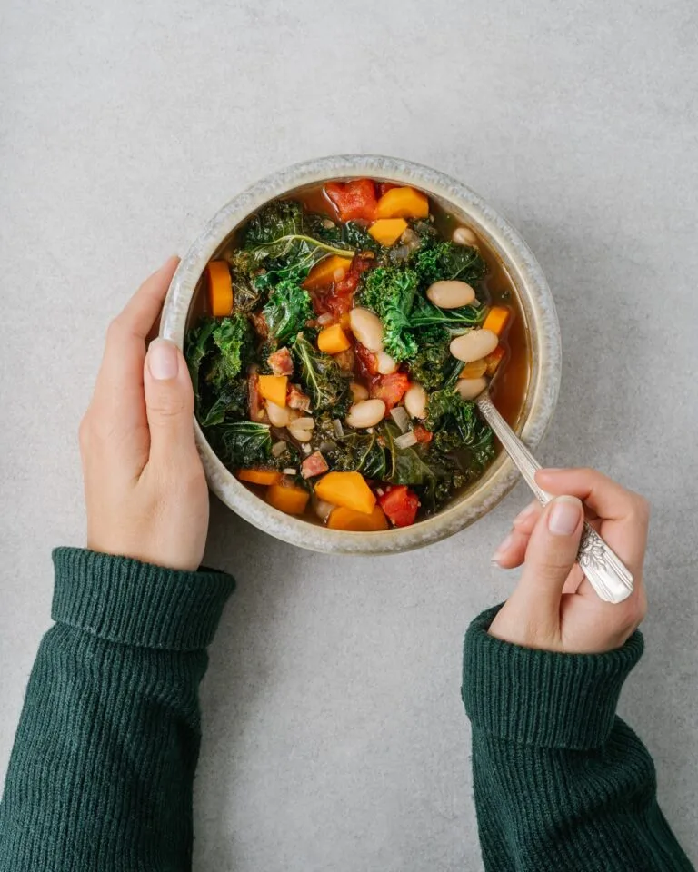 soupe aux haricots, tomates et kale chou frisé