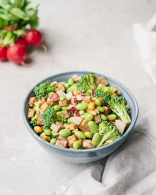 Salade au brocoli, tofu et tahini