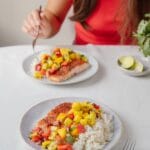saumon grillé salsa mangue et riz au lait de coco