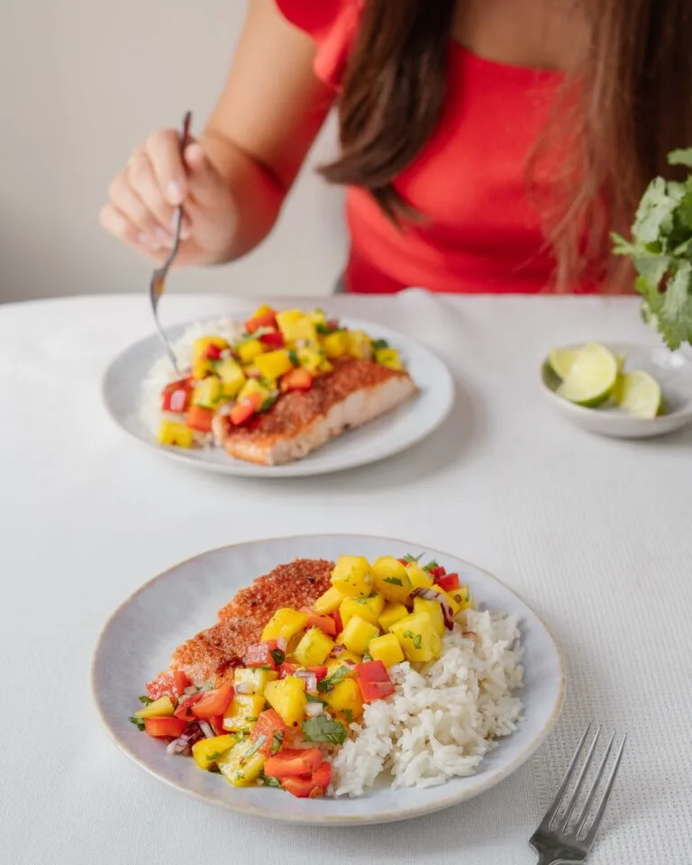 saumon grillé salsa mangue et riz au lait de coco