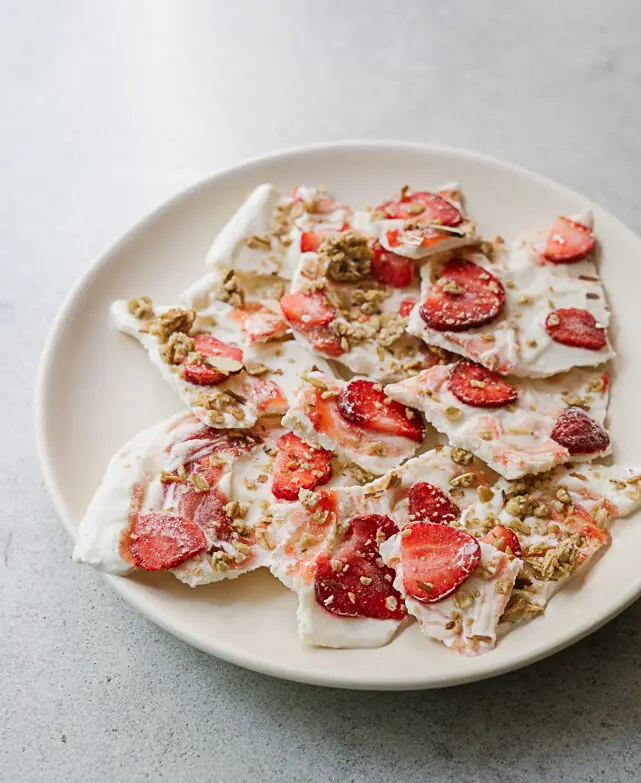 écorces de yogourt aux fraises dans une assiette 