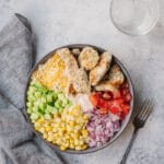 Bol repas poulet avec légumes et sauce