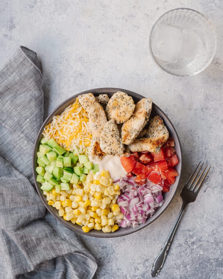 Bol repas poulet avec légumes et sauce