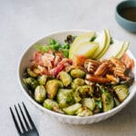 Salade avec bacon, poires et choux de bruxelles