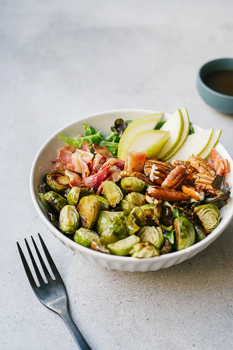 Salade avec bacon, poires et choux de bruxelles