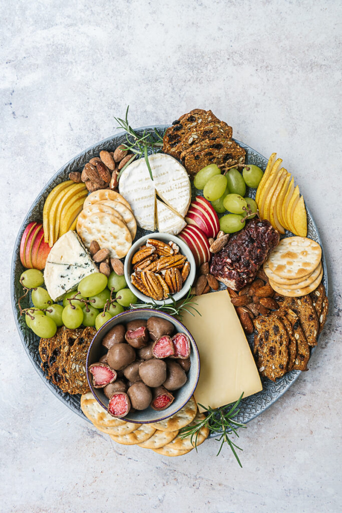 plateau de fromages, fruits et craquelins festif