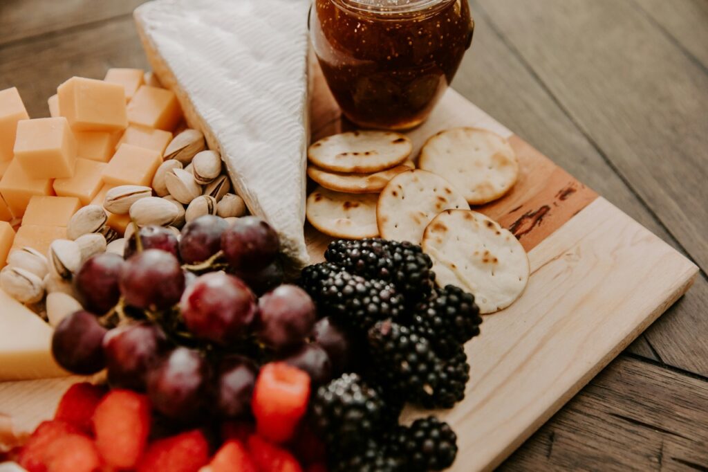 plateau de fromages avec fruits 