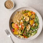 salade de quinoa et légumes grillés dans un bol