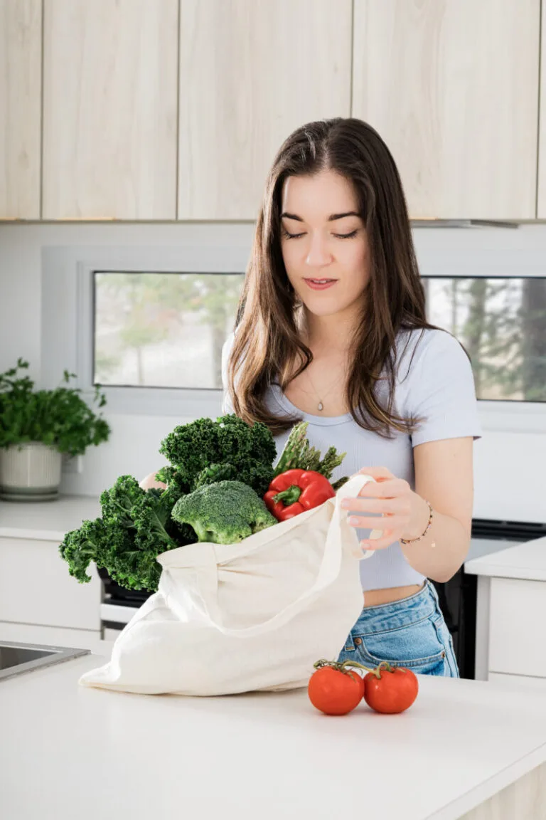 Marie-Eve Caplette nutritionniste sac de légumes retour de l'épicerie