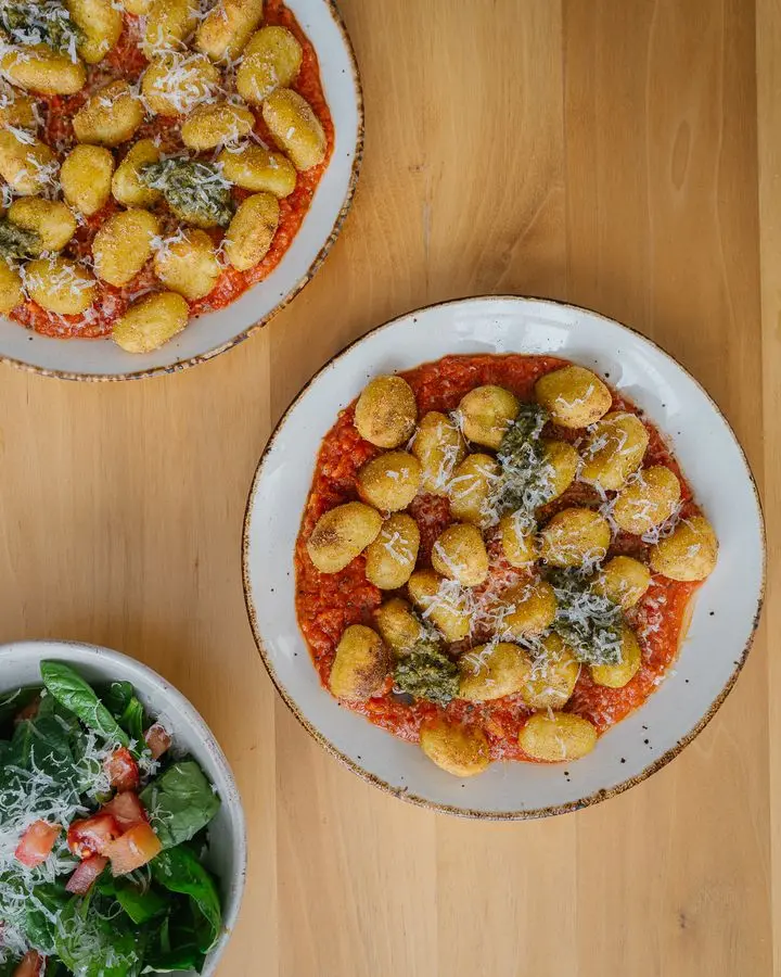 gnocchis croustillants, marinara et pesto