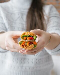 Wrap garni de saumon, de légumes grillés et d’une sauce crémeuse à l’avocat et aux fines herbes.