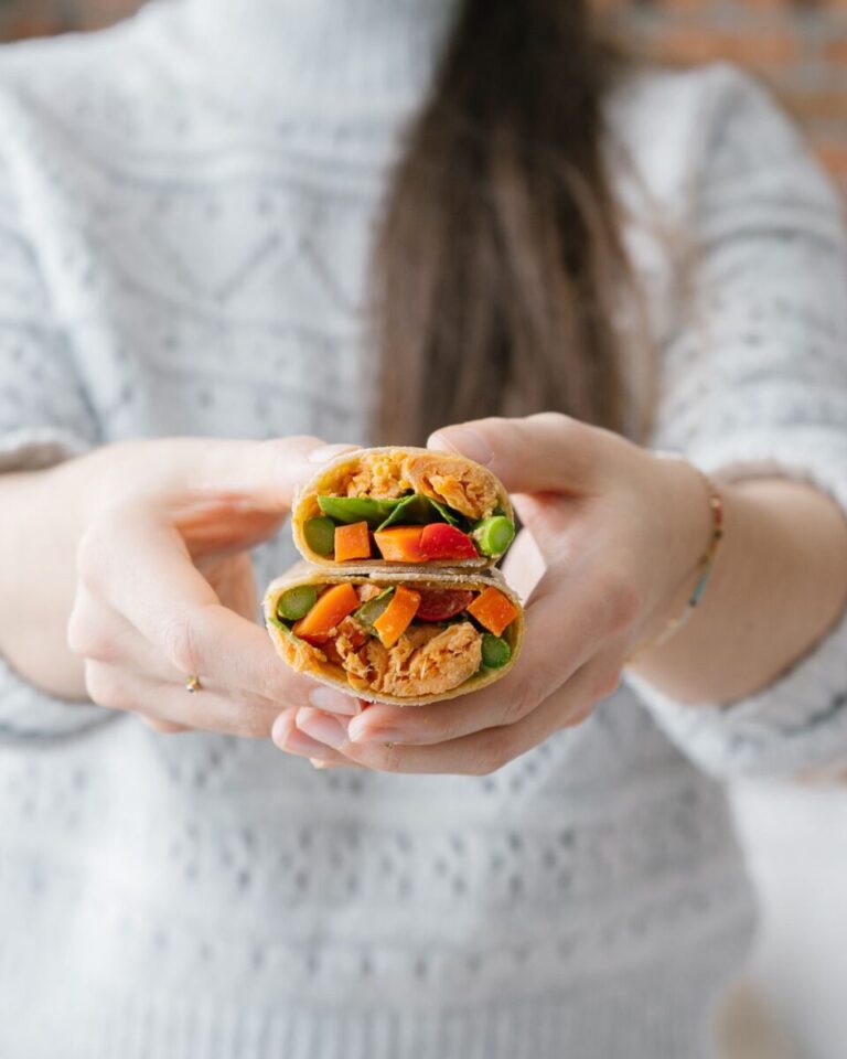 Wrap garni de saumon, de légumes grillés et d’une sauce crémeuse à l’avocat et aux fines herbes.