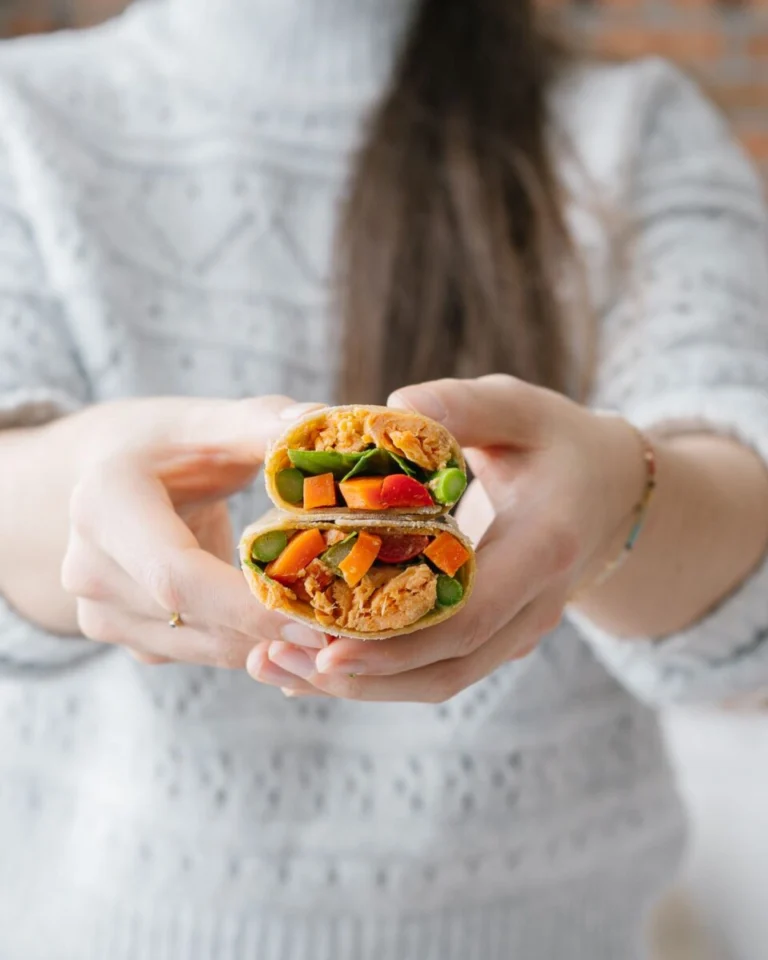 Wrap garni de saumon, de légumes grillés et d’une sauce crémeuse à l’avocat et aux fines herbes.