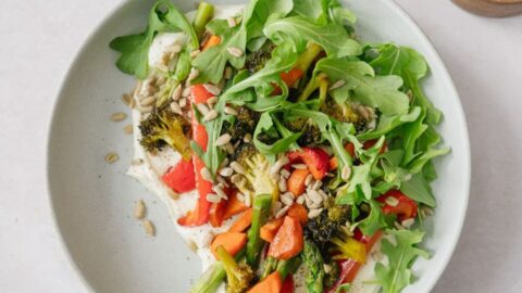 Cottage fouetté au citron, crémeux et onctueux, accompagné de légumes grillés, présenté dans une assiette.