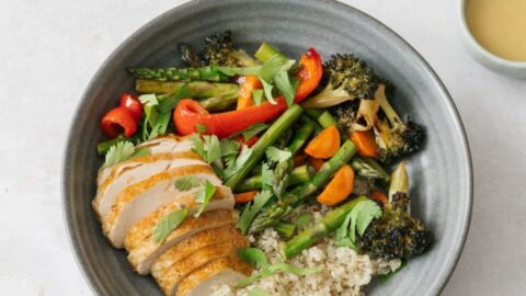 bol repas au quinoa poulet et légumes grillés repas santé