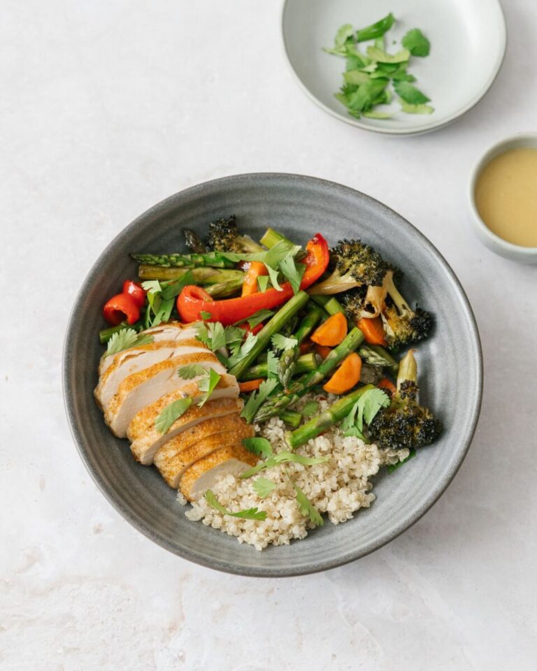 bol repas au quinoa poulet et légumes grillés repas santé