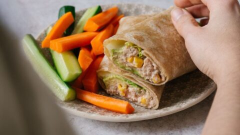 Wrap au thon express garni de thon crémeux, avocat, laitue romaine et légumes frais, roulé dans une tortilla de blé