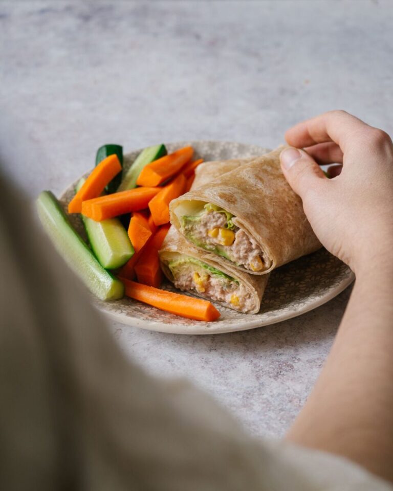 Wrap au thon express garni de thon crémeux, avocat, laitue romaine et légumes frais, roulé dans une tortilla de blé