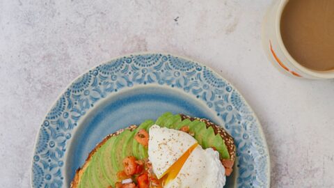 Toast à l’avocat bruschetta et œuf poché déjeuner rapide